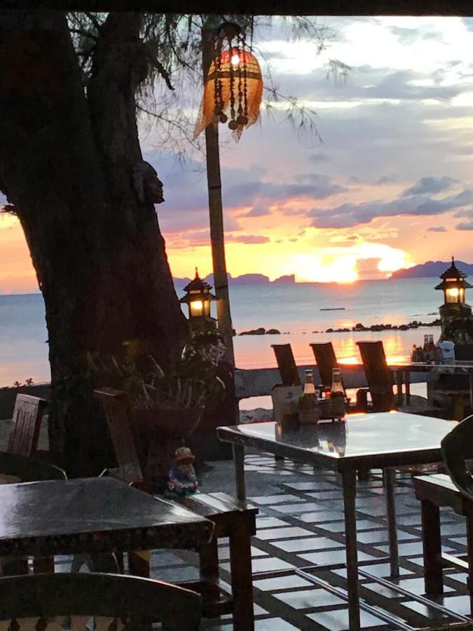 Andaman Beach Resort Кох-Юм Экстерьер фото