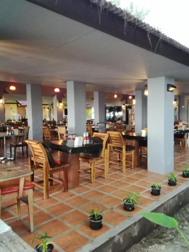 Andaman Beach Resort Кох-Юм Экстерьер фото
